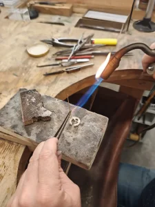 Travail au chalumeau dans l'atelier de joaillerie Oro et Baud à Nice