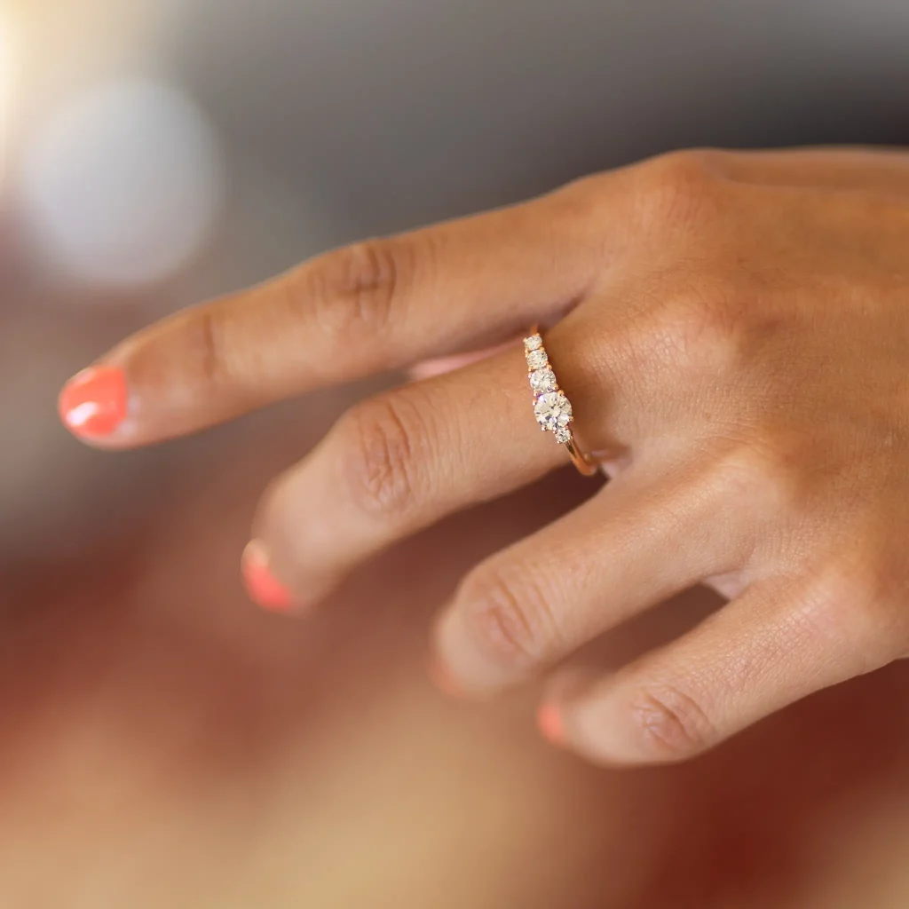 Bague ornée de diamants, création Oro et Baud, joaillier à Nice