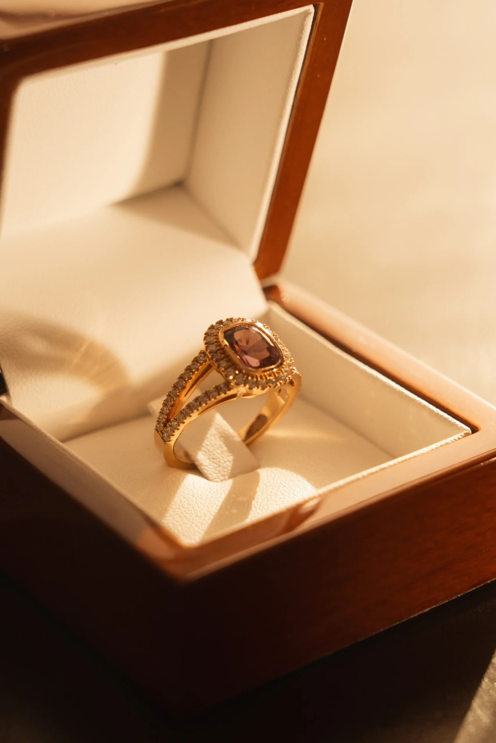 Bague Neluwa en or rose 18 carats sertie d'un diamant et d'un spinelle violacé du Vietnam