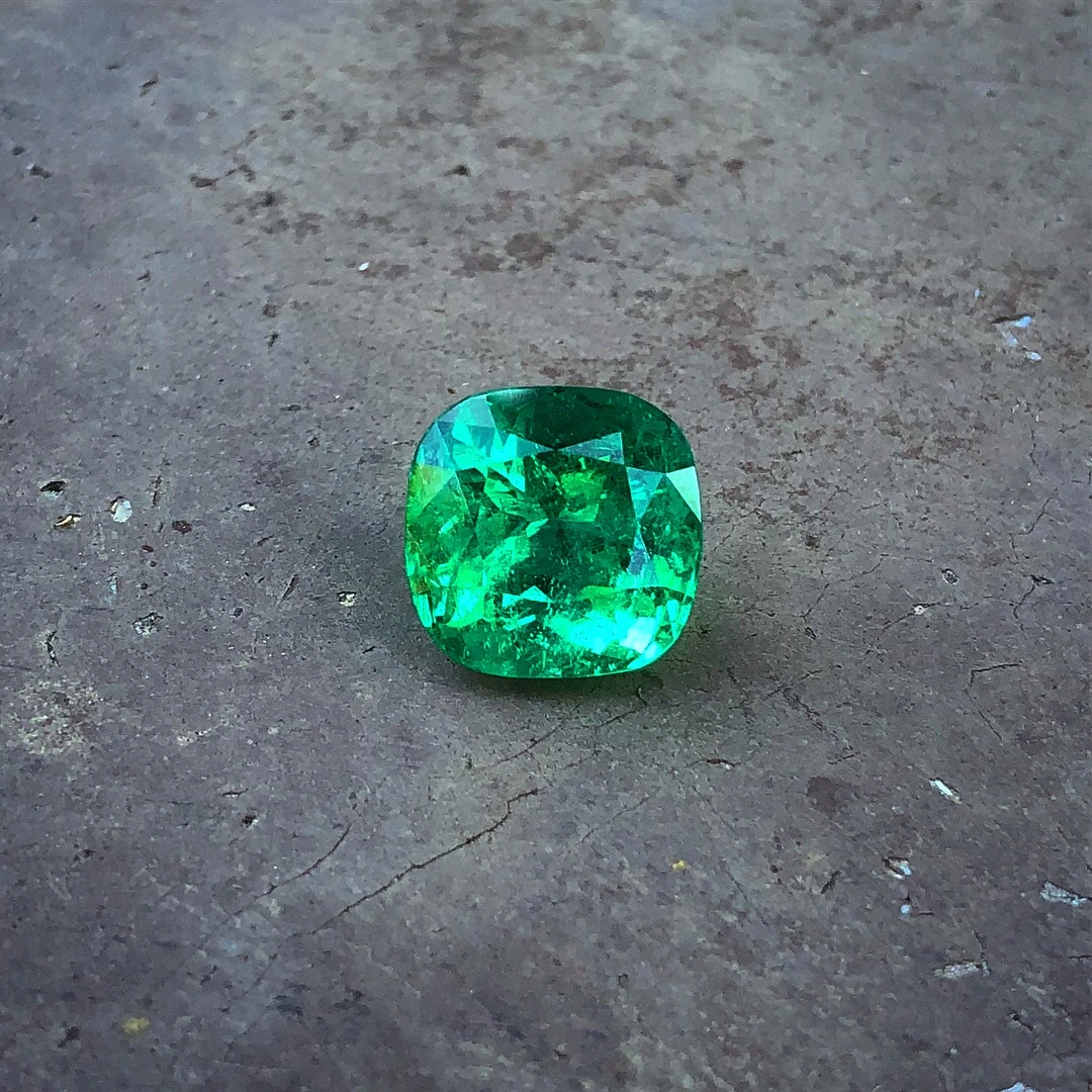 Émeraude taille coussin 17,31 carats de Colombie, Muzo