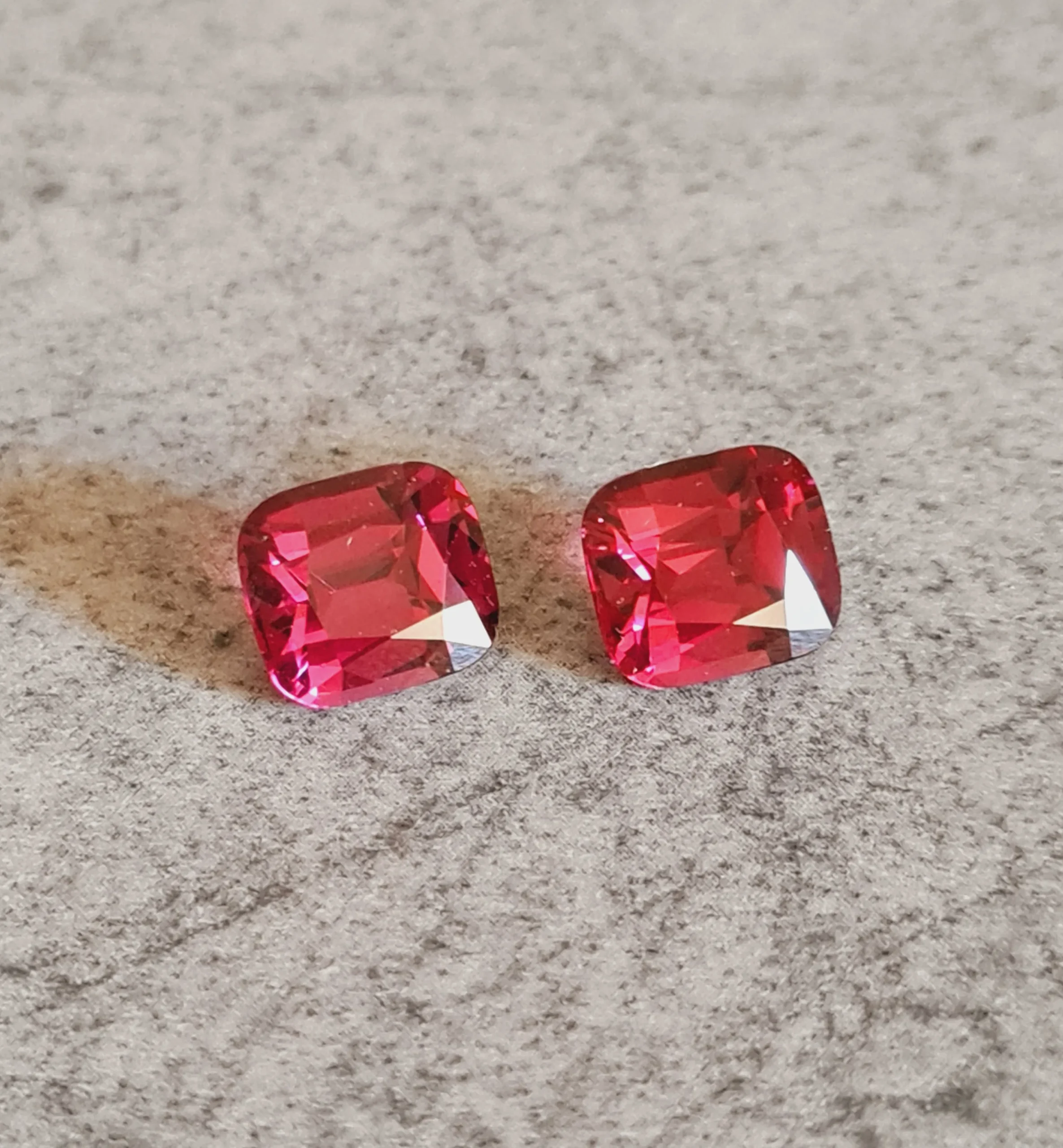 Paire de grenats rhodolite taille coussin 6,65 carats, Tanzanie, Mahenge